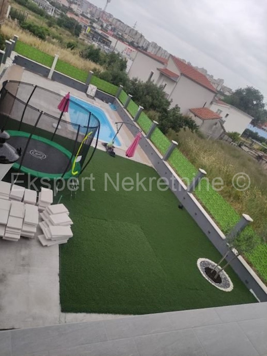 Spalato, Dujmovača, casa a due piani 160m2 con cortile e piscina