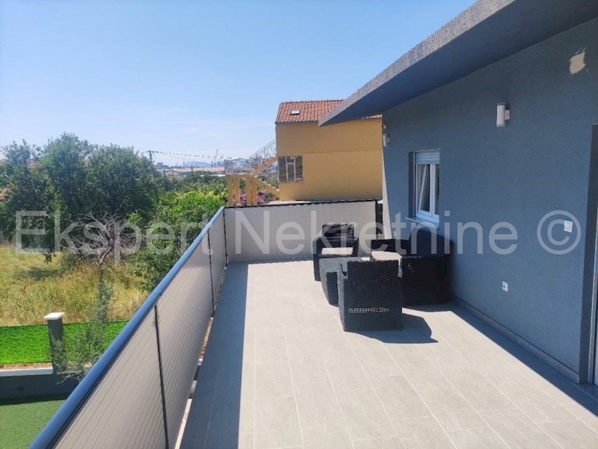 Spalato, Dujmovača, casa a due piani 160m2 con cortile e piscina