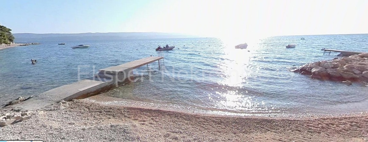 Omiš, terreno edificabile di 1360m2 nella zona M1, prima fila al mare
