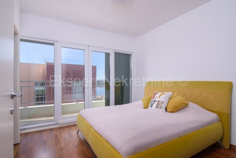 Čiovo, Okrug.G., appartamento su due piani con due camere da letto, garage di 20 m2 e mansarda