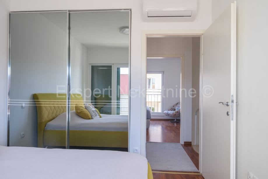 Čiovo, Okrug.G., appartamento su due piani con due camere da letto, garage di 20 m2 e mansarda