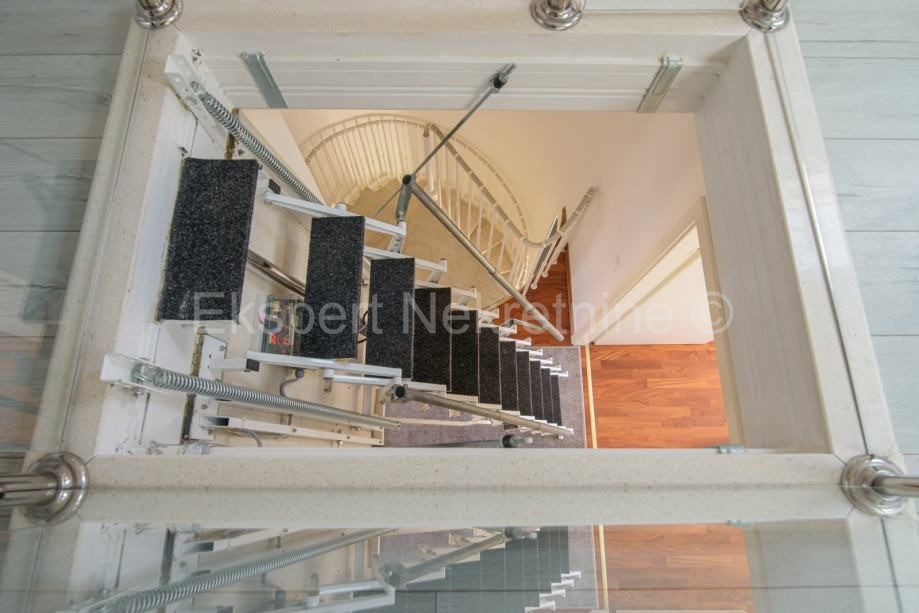 Čiovo, Okrug.G., appartamento su due piani con due camere da letto, garage di 20 m2 e mansarda