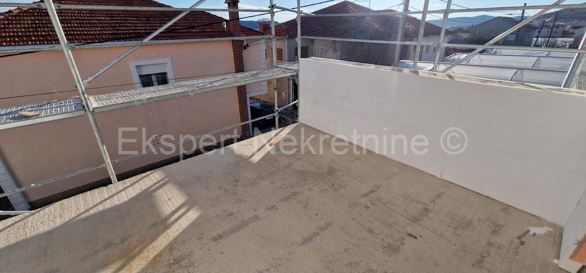 Trogir, appartamento di 2 locali 70 m2, nuova costruzione, 1.piano, ampia loggia, parcheggio