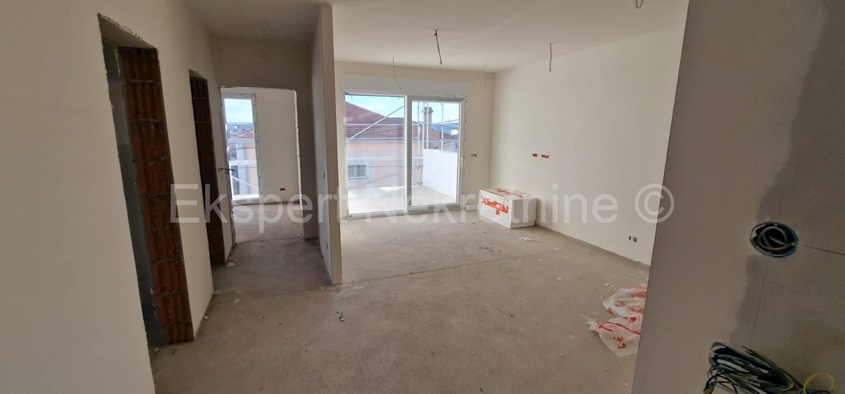 Trogir, appartamento di 2 locali 70 m2, nuova costruzione, 1.piano, ampia loggia, parcheggio