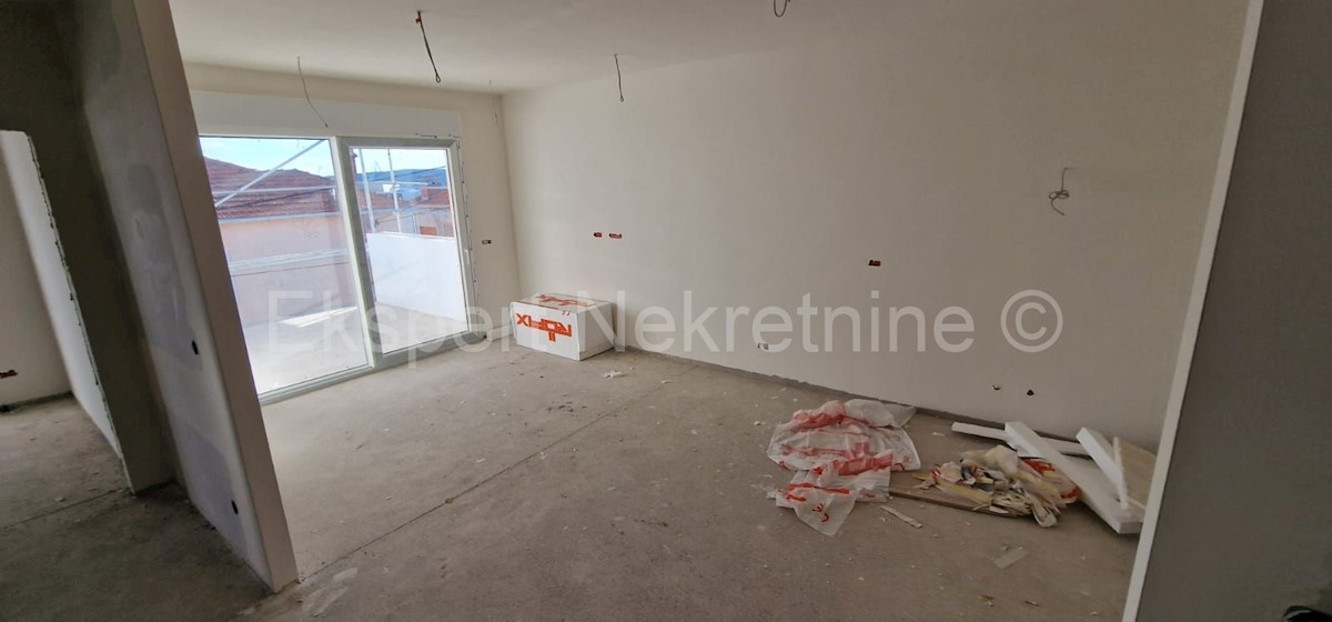 Trogir, appartamento di 2 locali 70 m2, nuova costruzione, 1.piano, ampia loggia, parcheggio