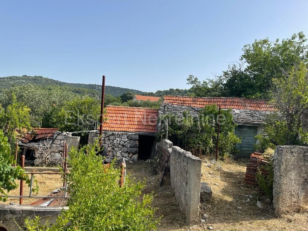 Vinišće, terreno edificabile 915m2, 300 metri dal mare e dal centro