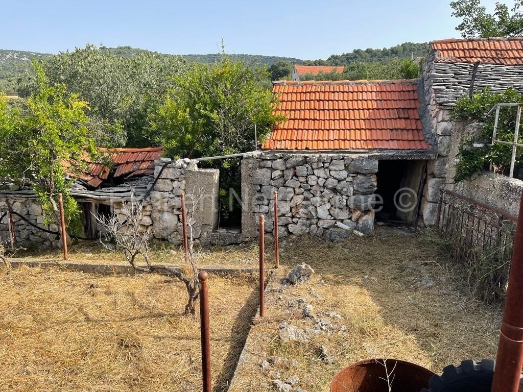 Vinišće, terreno edificabile 915m2, 300 metri dal mare e dal centro