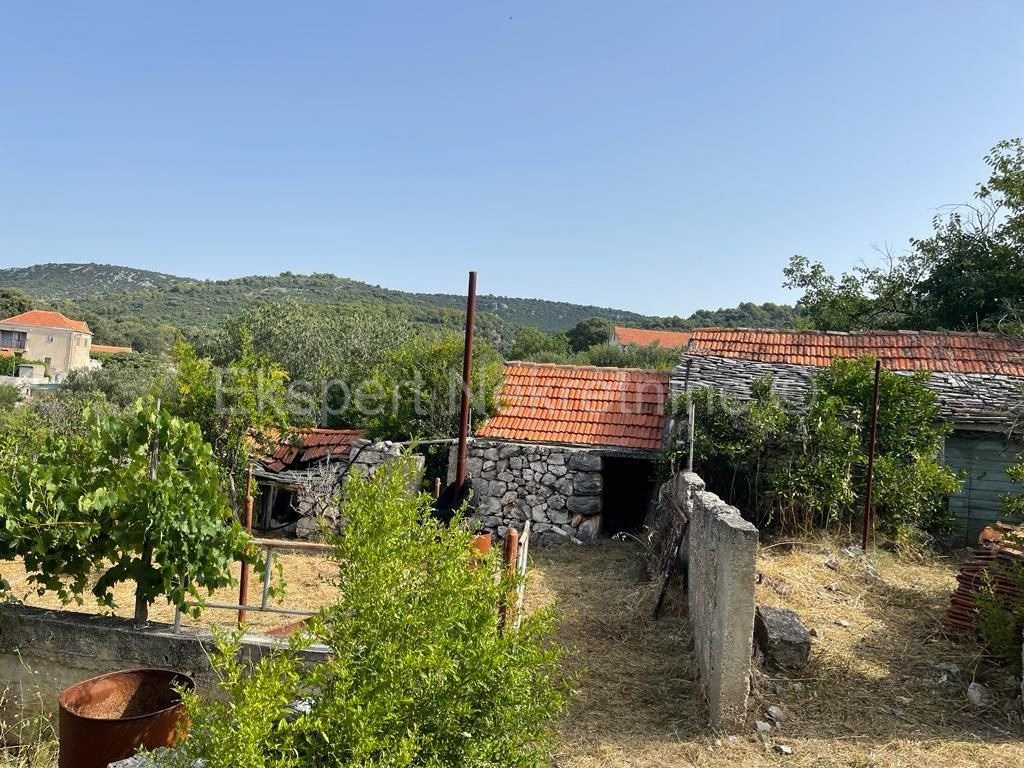 Vinišće, terreno edificabile 915m2, 300 metri dal mare e dal centro