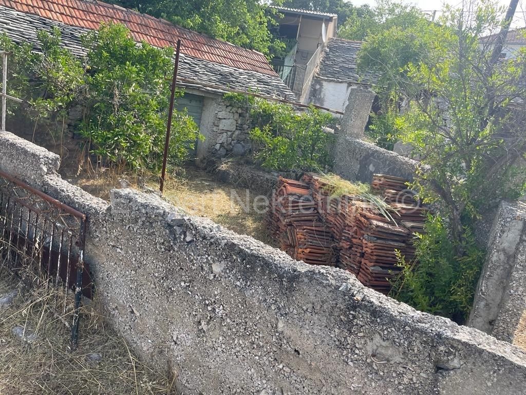 Vinišće, terreno edificabile 915m2, 300 metri dal mare e dal centro
