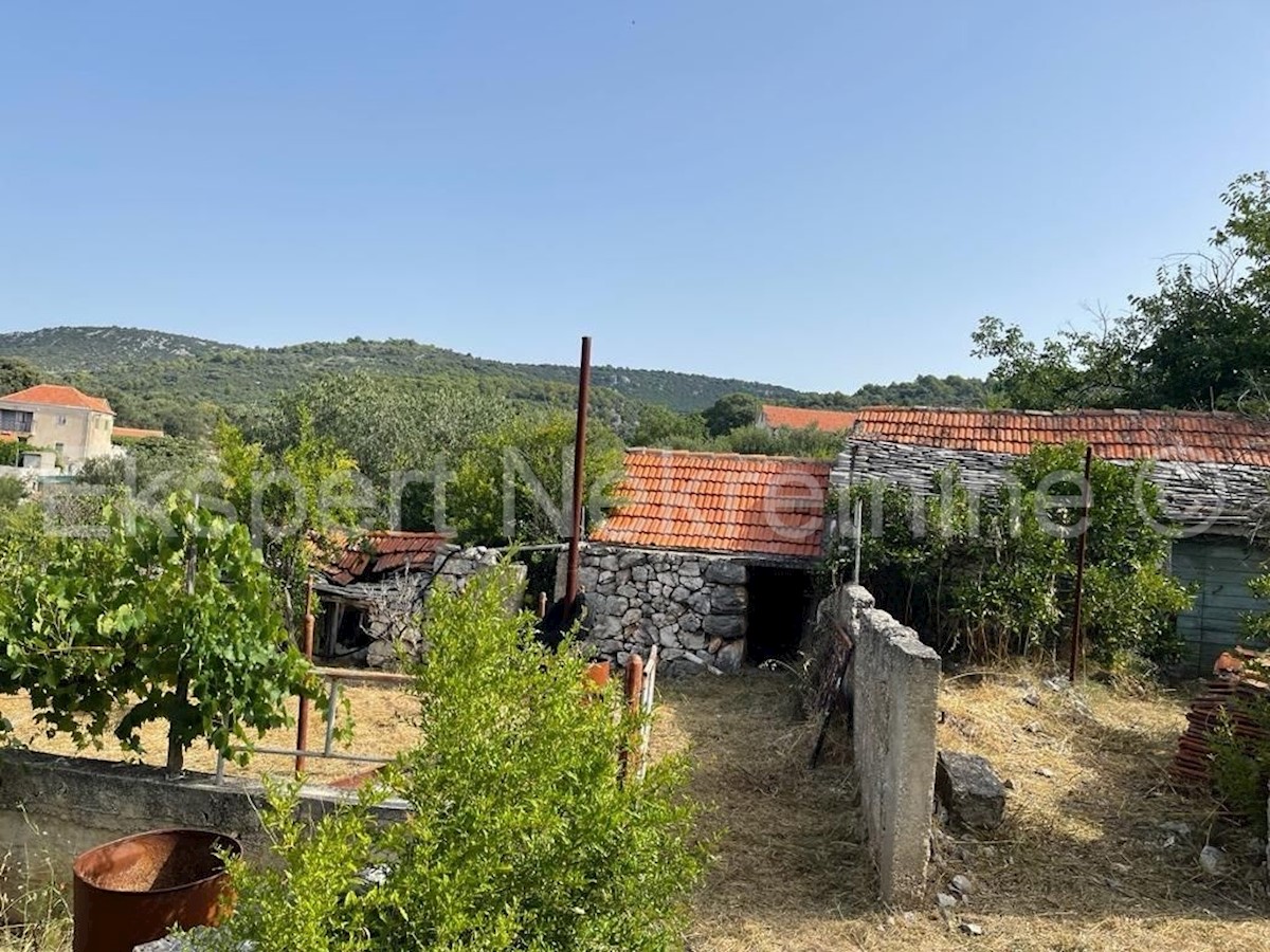 Vinišće, terreno edificabile 915m2, 300 metri dal mare e dal centro