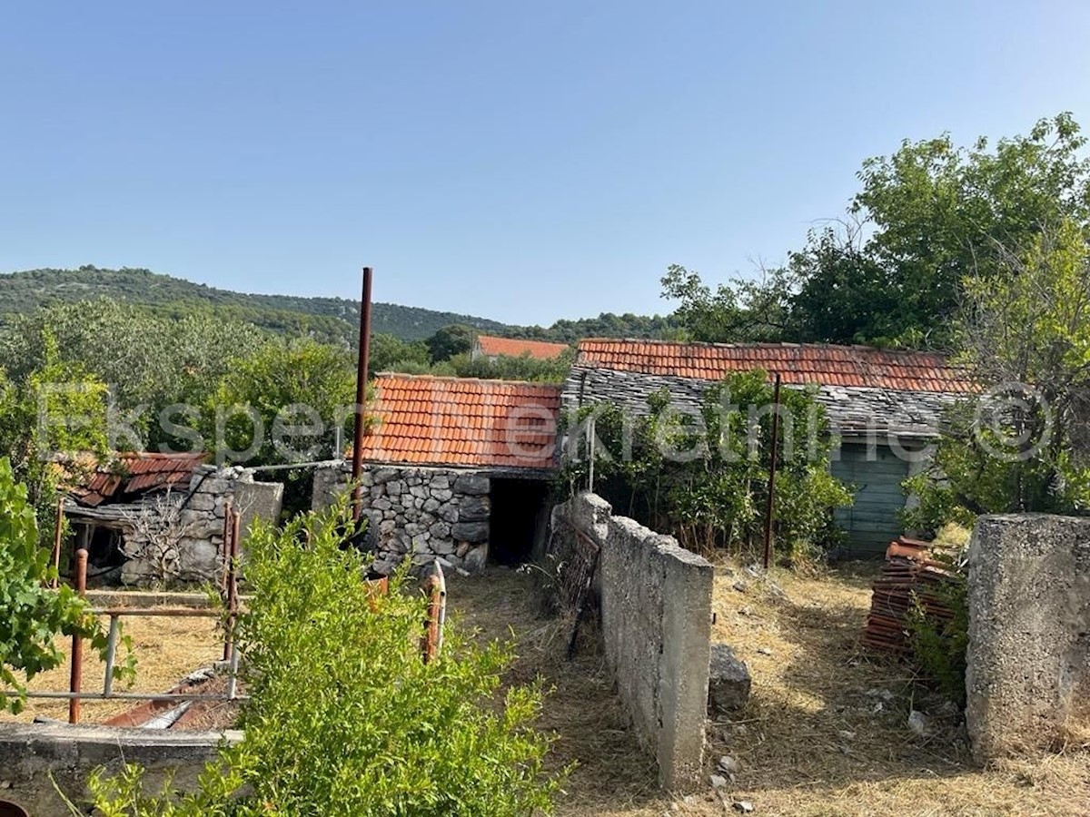 Vinišće, terreno edificabile 915m2, 300 metri dal mare e dal centro