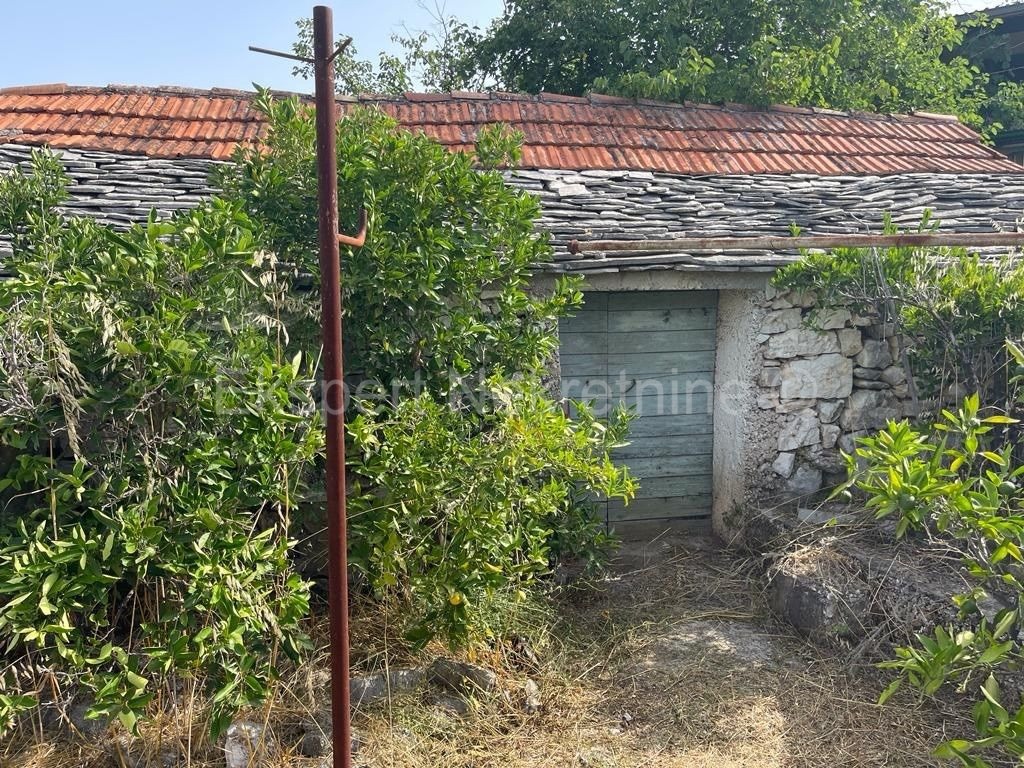 Vinišće, terreno edificabile 915m2, 300 metri dal mare e dal centro