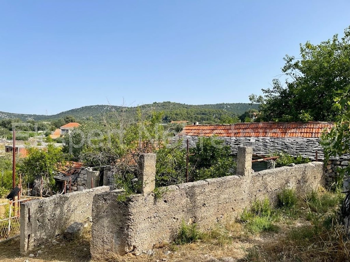 Vinišće, terreno edificabile 915m2, 300 metri dal mare e dal centro