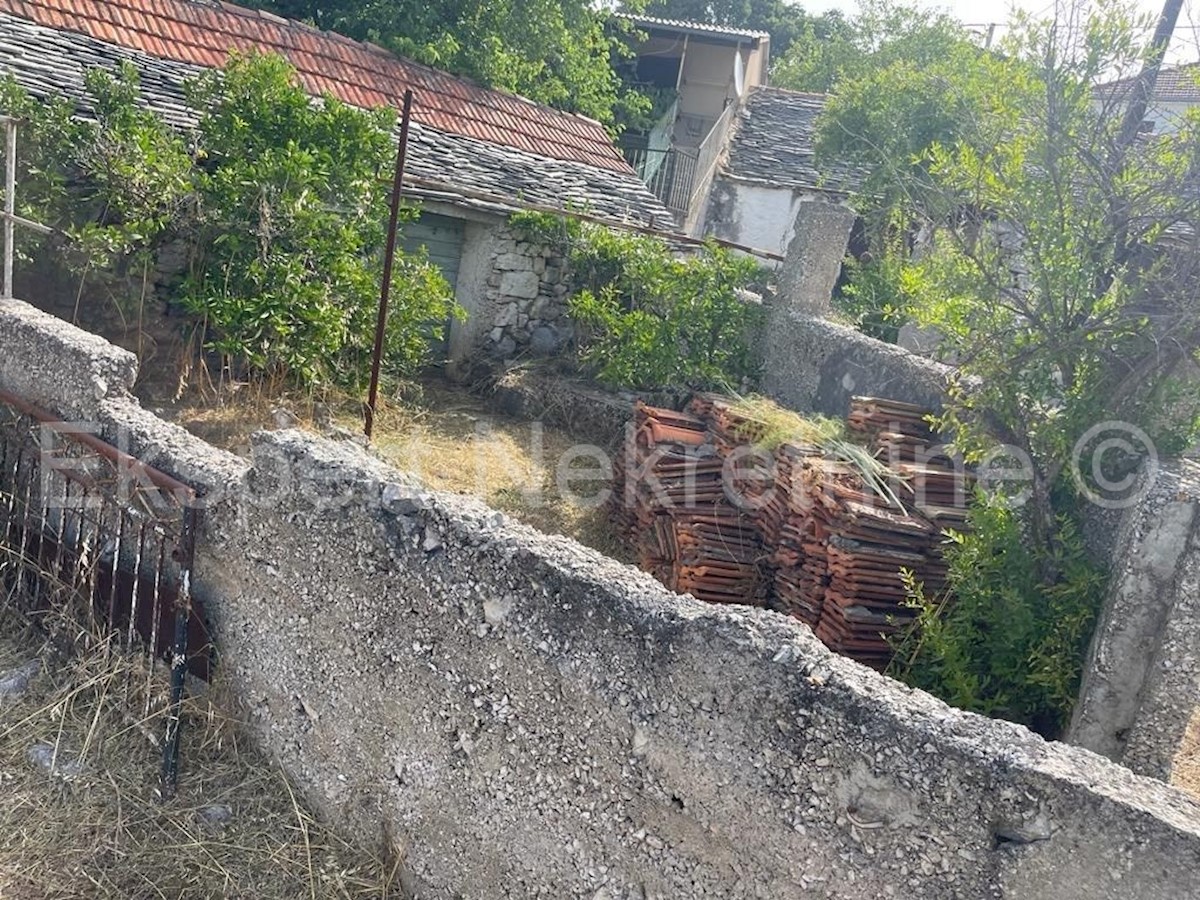 Vinišće, terreno edificabile 915m2, 300 metri dal mare e dal centro