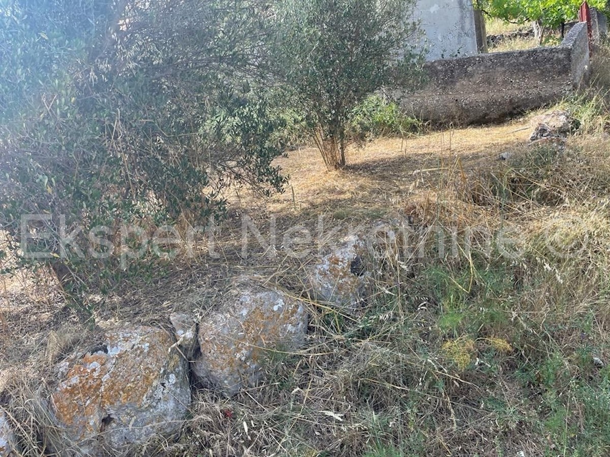 Vinišće, terreno edificabile 915m2, 300 metri dal mare e dal centro