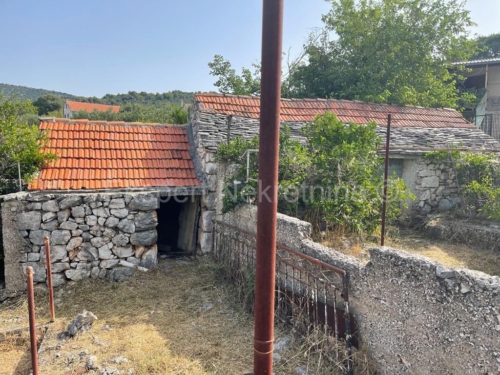 Vinišće, terreno edificabile 915m2, 300 metri dal mare e dal centro