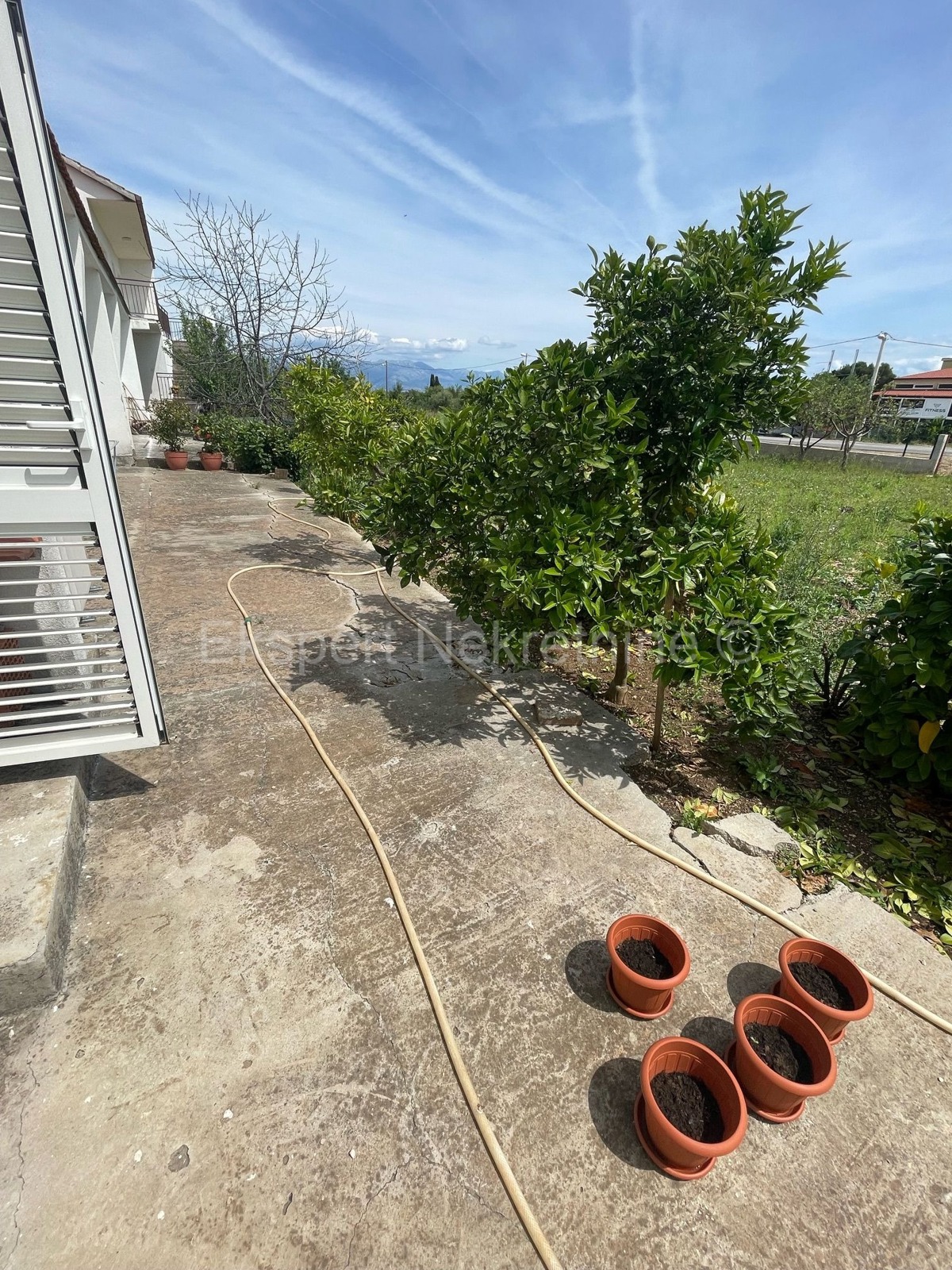 Trogir, Divulje, piano terra 161m2 con giardino 485m2, 700m dal mare