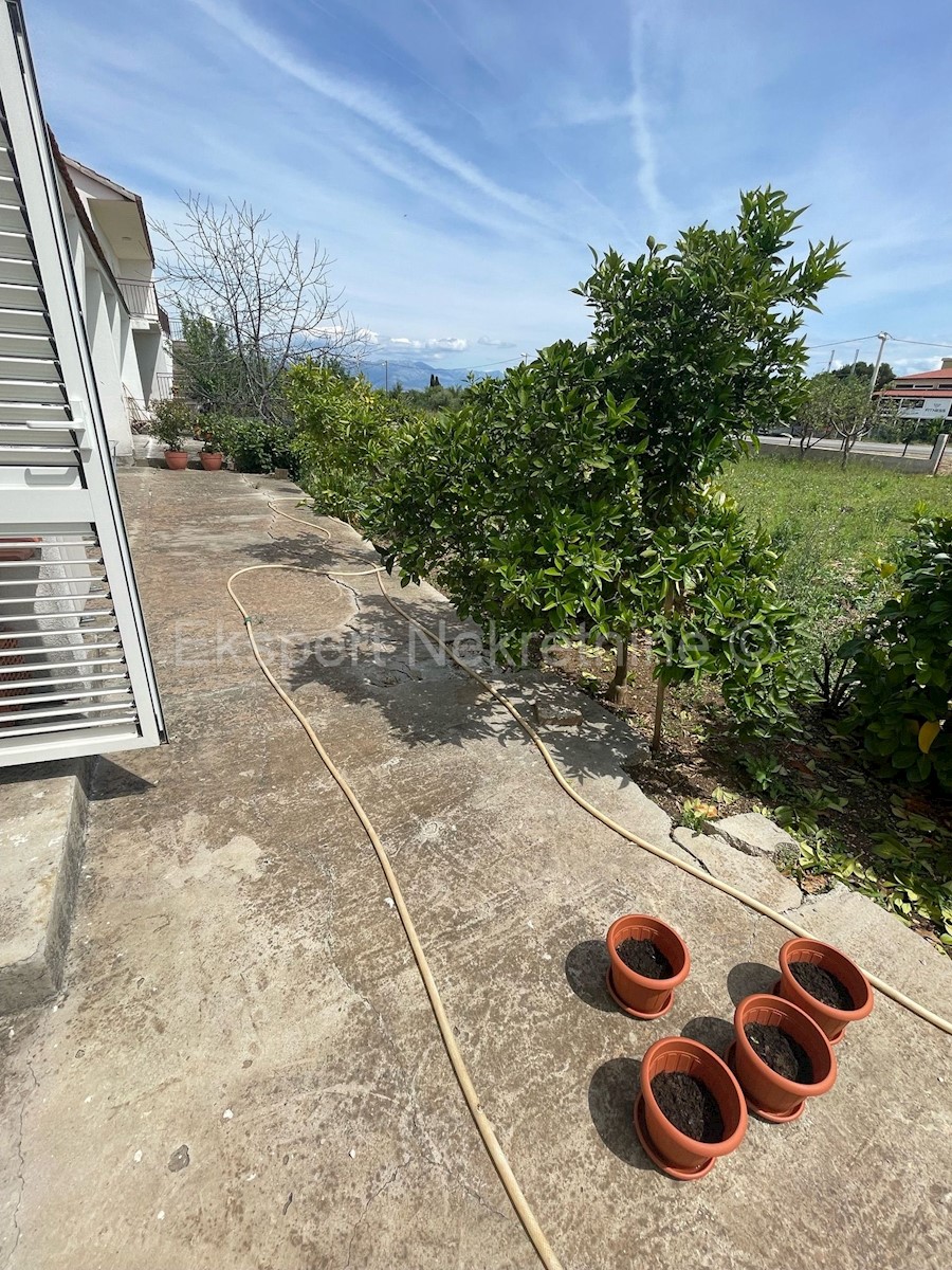 Trogir, Divulje, piano terra 161m2 con giardino 485m2, 700m dal mare