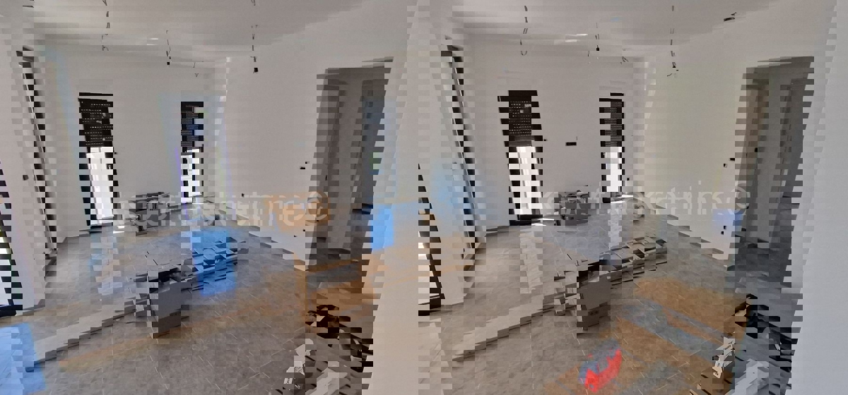 Rogoznica, palazzina di 449 m2, con 3 appartamenti di 124 m2, piscina, Novograd.