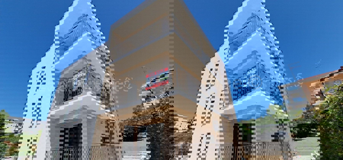 Rogoznica, palazzina di 449 m2, con 3 appartamenti di 124 m2, piscina, Novograd.