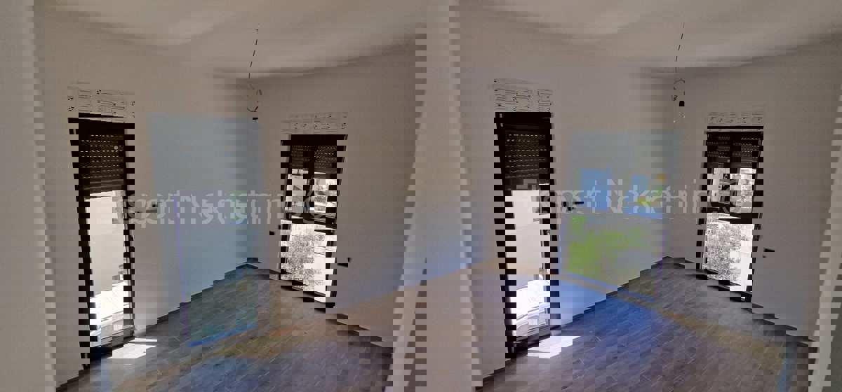 Rogoznica, palazzina di 449 m2, con 3 appartamenti di 124 m2, piscina, Novograd.