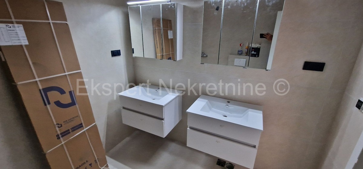 Rogoznica, palazzina di 449 m2, con 3 appartamenti di 124 m2, piscina, Novograd.