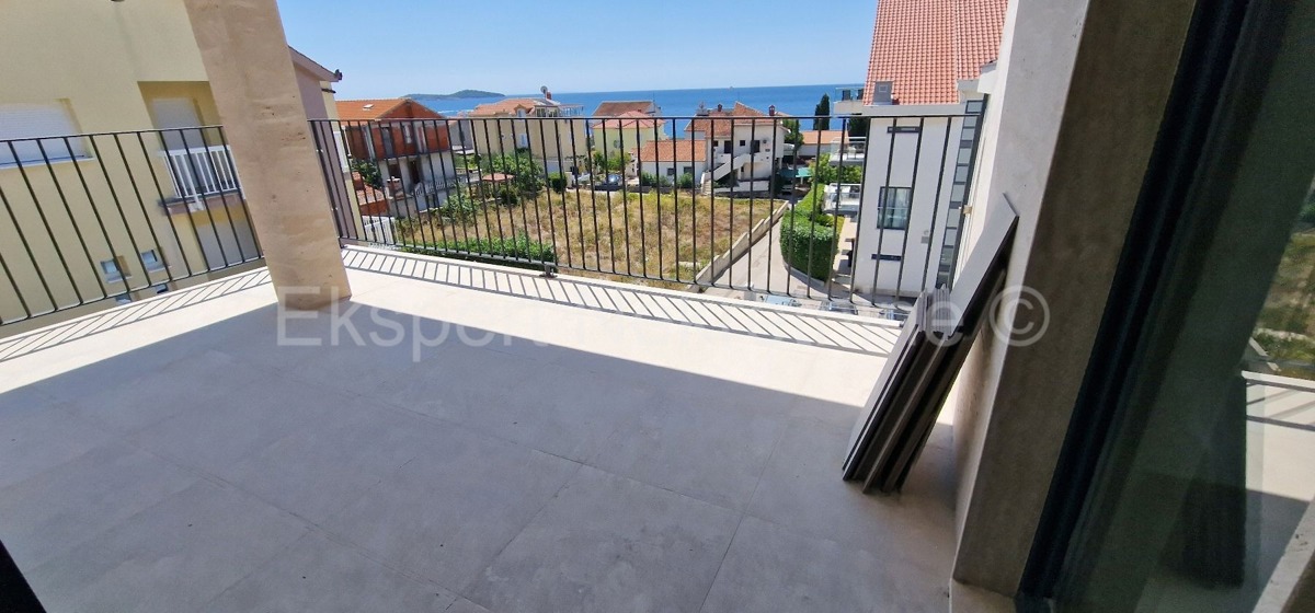 Rogoznica, palazzina di 449 m2, con 3 appartamenti di 124 m2, piscina, Novograd.