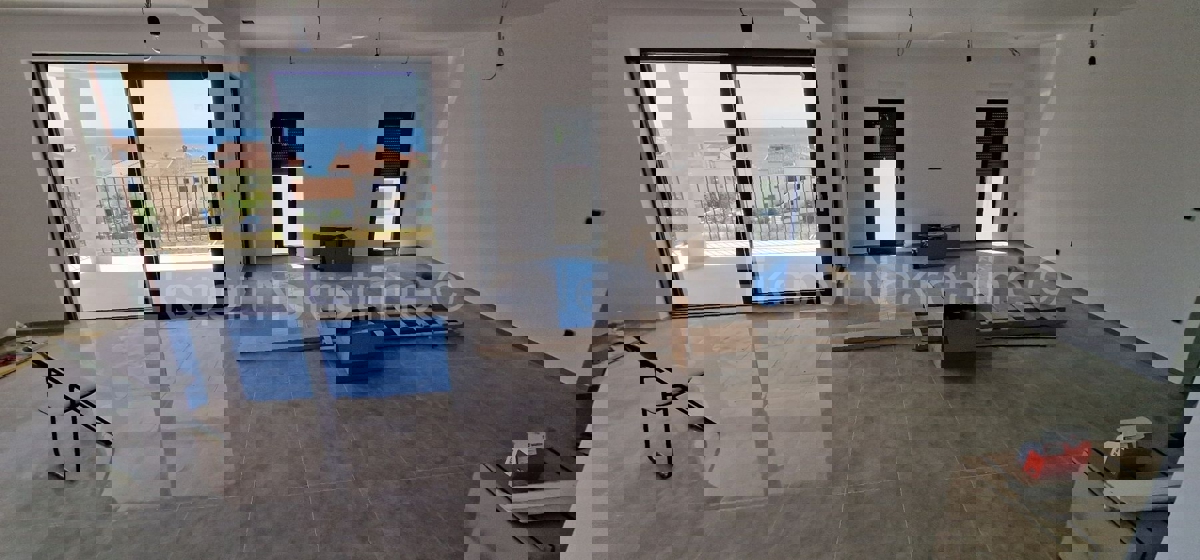 Rogoznica, palazzina di 449 m2, con 3 appartamenti di 124 m2, piscina, Novograd.