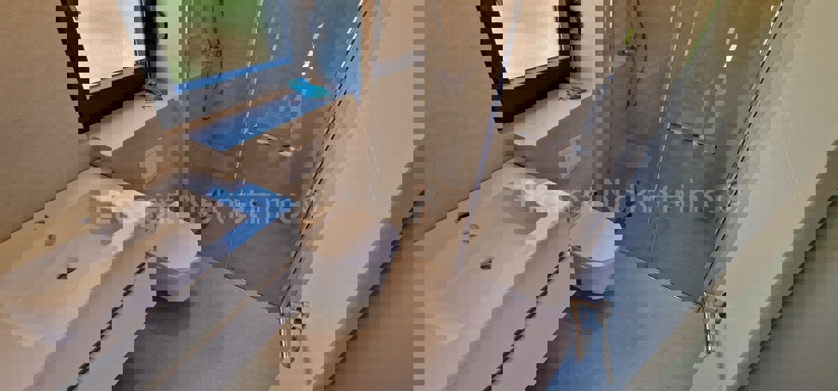 Rogoznica, palazzina di 449 m2, con 3 appartamenti di 124 m2, piscina, Novograd.