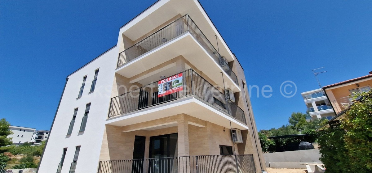 Rogoznica, palazzina di 449 m2, con 3 appartamenti di 124 m2, piscina, Novograd.