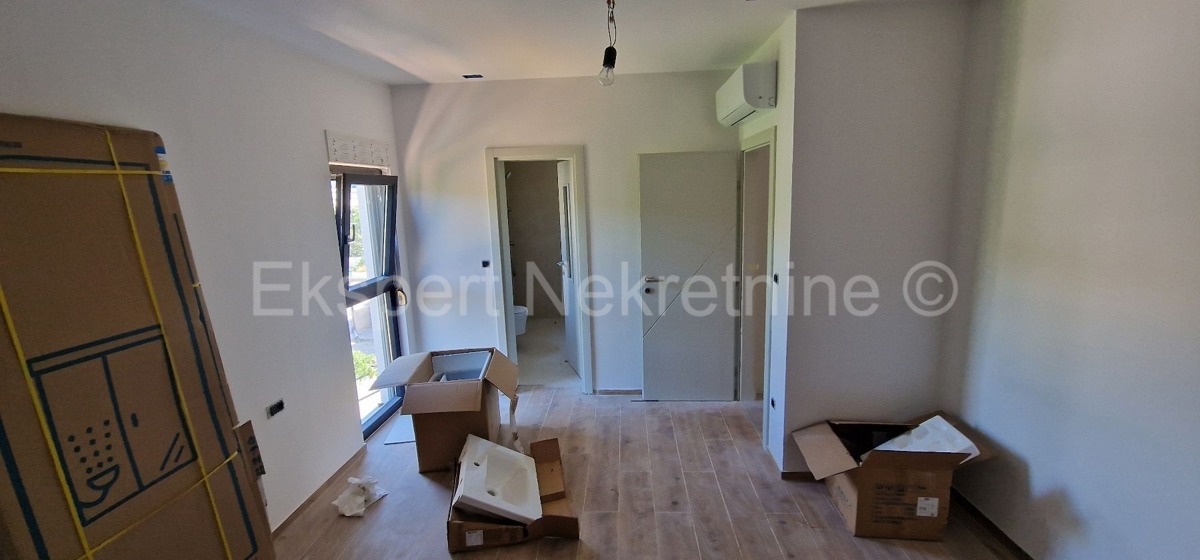 Rogoznica, palazzina di 449 m2, con 3 appartamenti di 124 m2, piscina, Novograd.