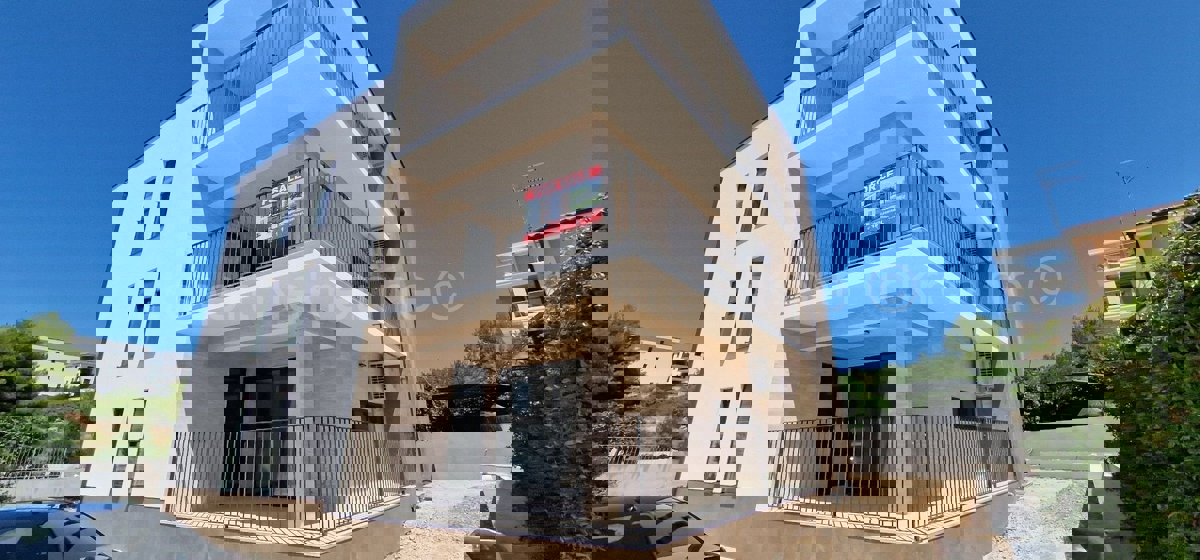 Rogoznica, palazzina di 449 m2, con 3 appartamenti di 124 m2, piscina, Novograd.