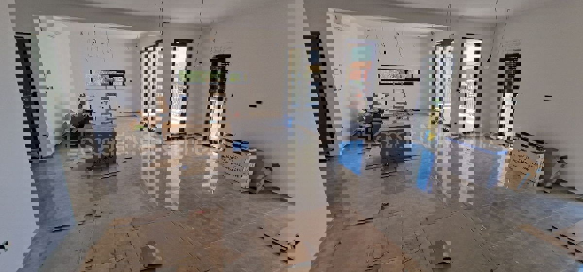 Rogoznica, palazzina di 449 m2, con 3 appartamenti di 124 m2, piscina, Novograd.