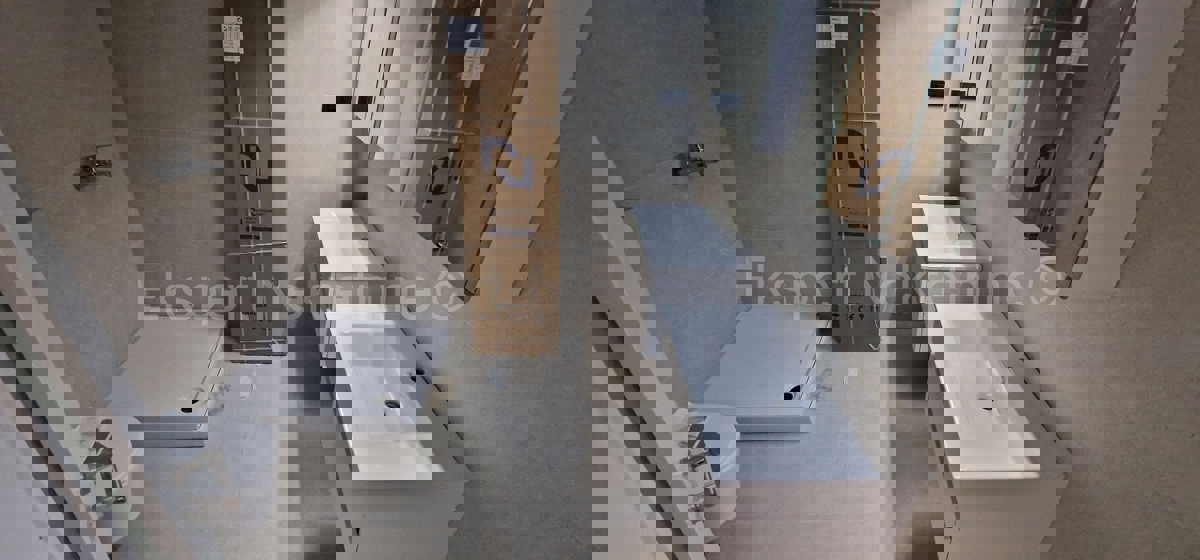 Rogoznica, palazzina di 449 m2, con 3 appartamenti di 124 m2, piscina, Novograd.