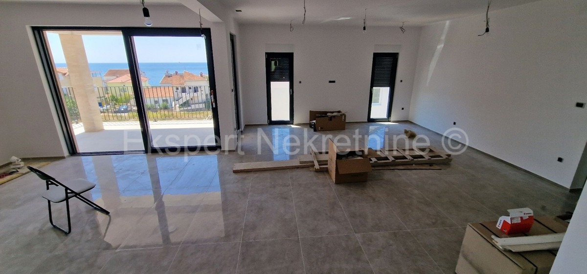 Rogoznica, palazzina di 449 m2, con 3 appartamenti di 124 m2, piscina, Novograd.