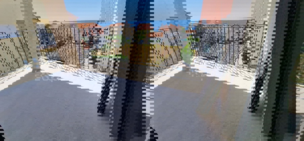 Rogoznica, palazzina di 449 m2, con 3 appartamenti di 124 m2, piscina, Novograd.