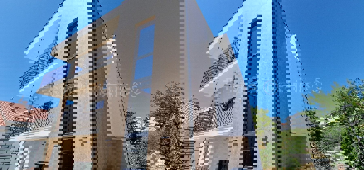 Rogoznica, palazzina di 449 m2, con 3 appartamenti di 124 m2, piscina, Novograd.