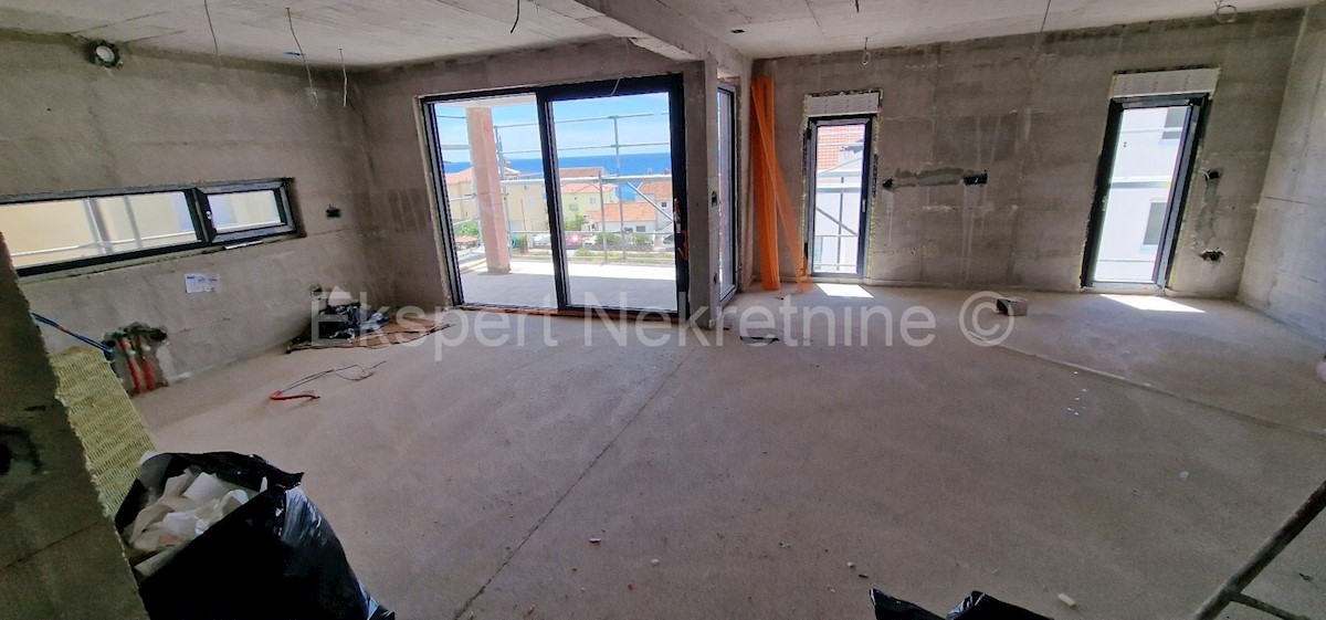 Rogoznica, palazzina di 449 m2, con 3 appartamenti di 124 m2, piscina, Novograd.