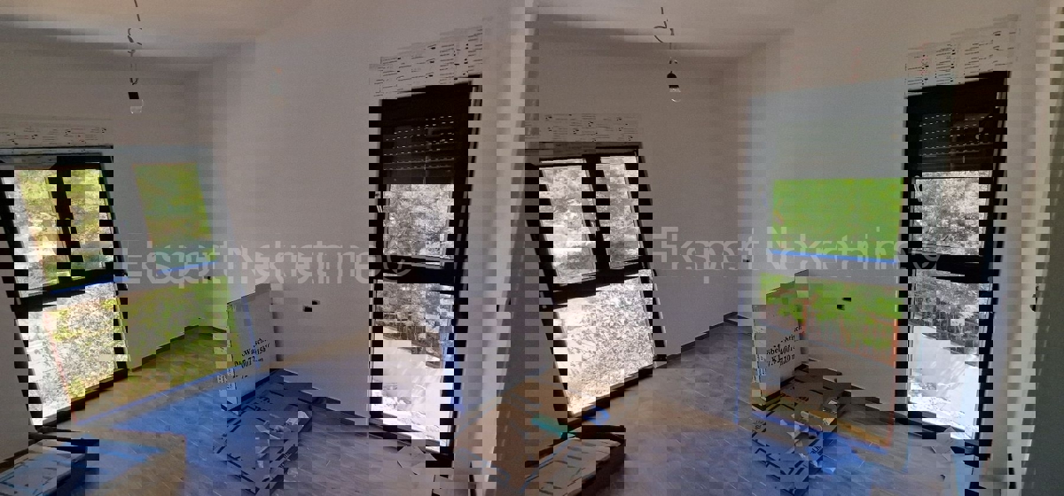 Rogoznica, palazzina di 449 m2, con 3 appartamenti di 124 m2, piscina, Novograd.