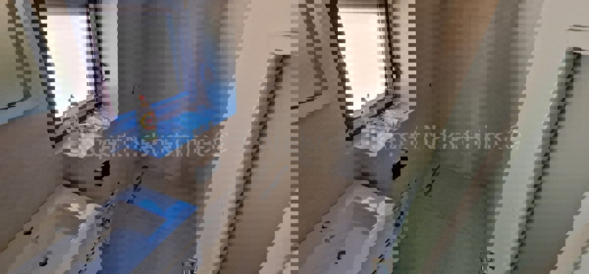 Rogoznica, palazzina di 449 m2, con 3 appartamenti di 124 m2, piscina, Novograd.