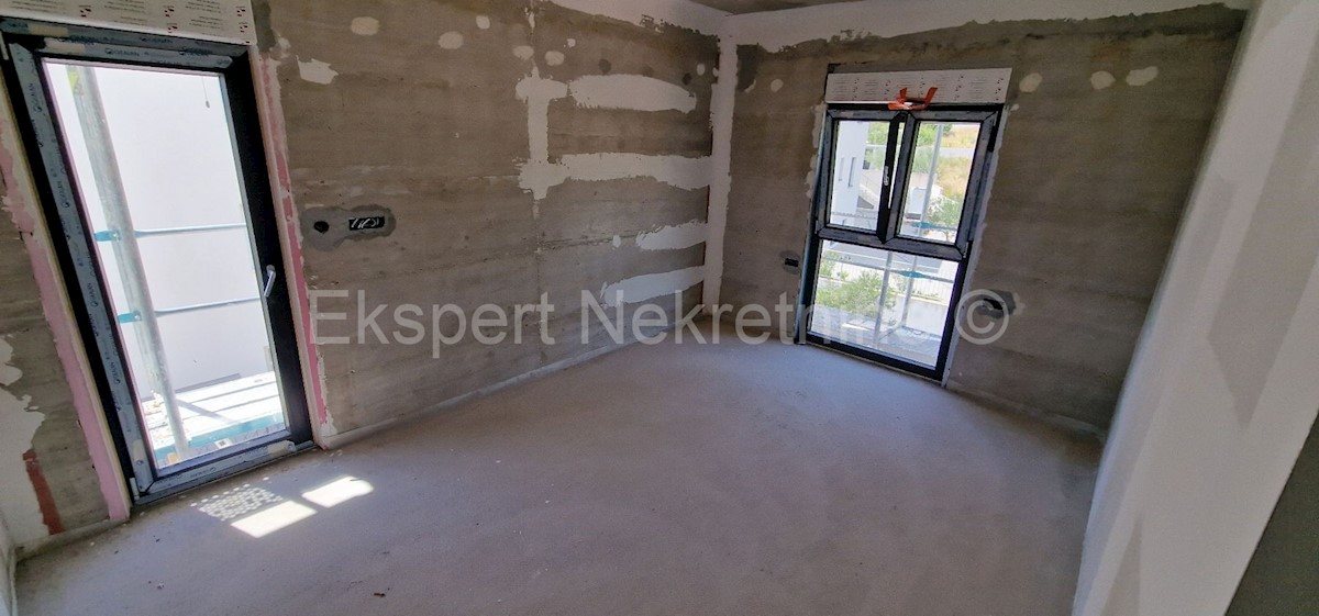 Rogoznica, palazzina di 449 m2, con 3 appartamenti di 124 m2, piscina, Novograd.