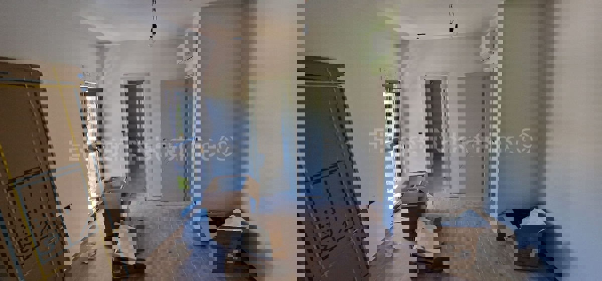 Rogoznica, palazzina di 449 m2, con 3 appartamenti di 124 m2, piscina, Novograd.