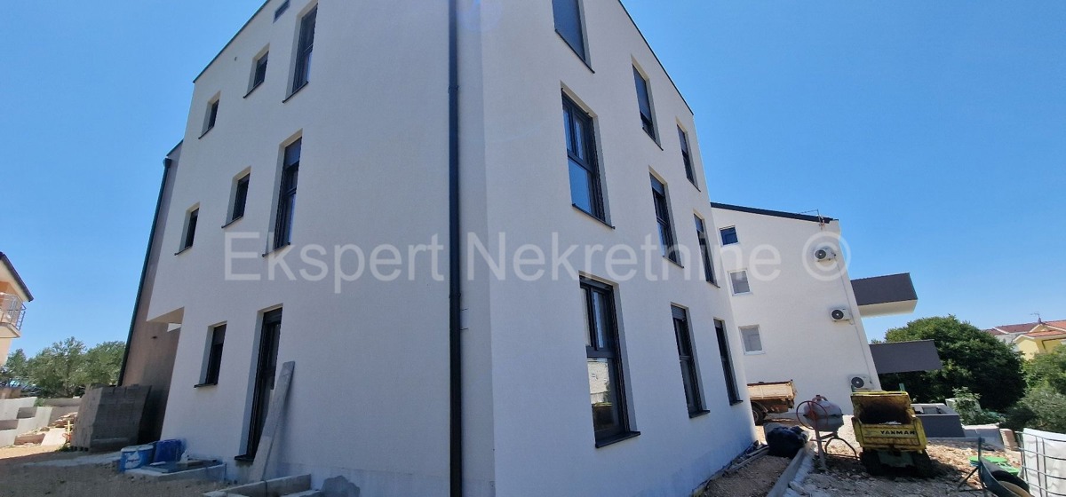 Rogoznica, palazzina di 449 m2, con 3 appartamenti di 124 m2, piscina, Novograd.