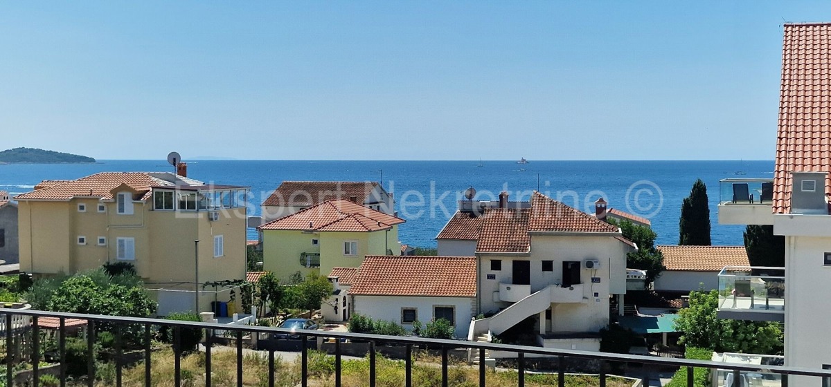 Rogoznica, palazzina di 449 m2, con 3 appartamenti di 124 m2, piscina, Novograd.