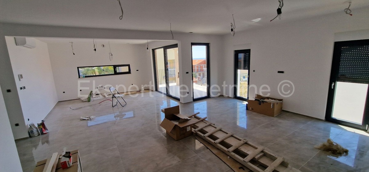 Rogoznica, palazzina di 449 m2, con 3 appartamenti di 124 m2, piscina, Novograd.