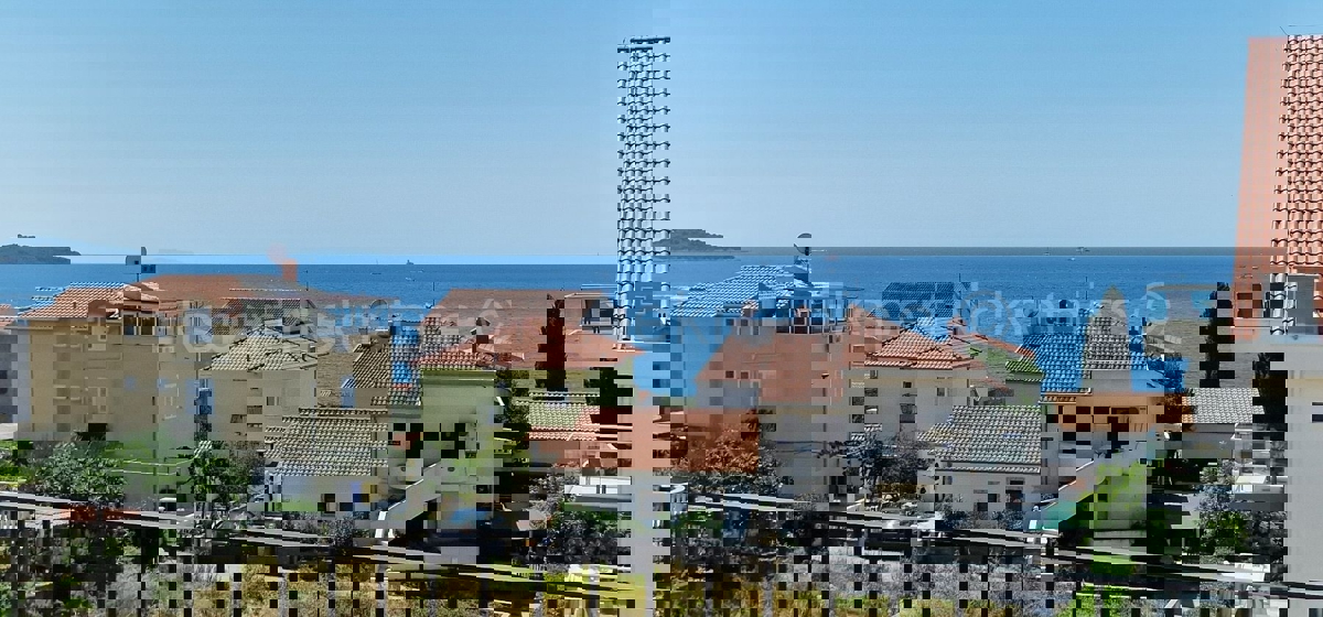 Rogoznica, palazzina di 449 m2, con 3 appartamenti di 124 m2, piscina, Novograd.