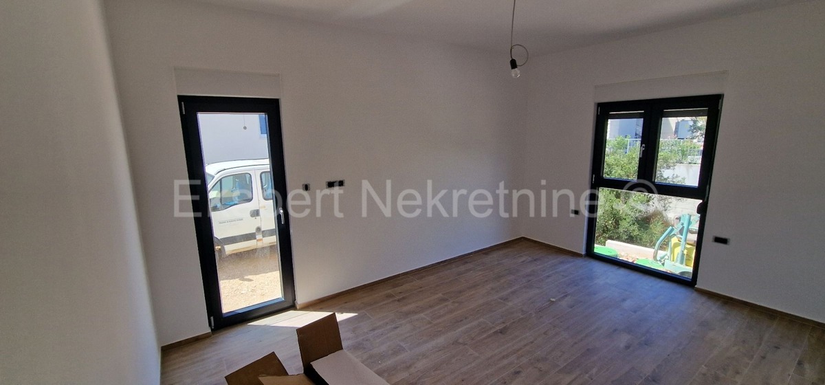 Rogoznica, palazzina di 449 m2, con 3 appartamenti di 124 m2, piscina, Novograd.