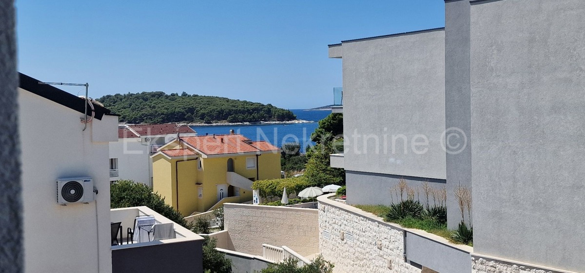 Rogoznica, palazzina di 449 m2, con 3 appartamenti di 124 m2, piscina, Novograd.