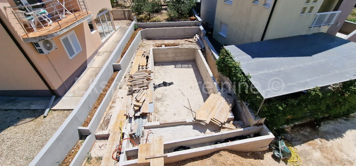 Rogoznica, palazzina di 449 m2, con 3 appartamenti di 124 m2, piscina, Novograd.