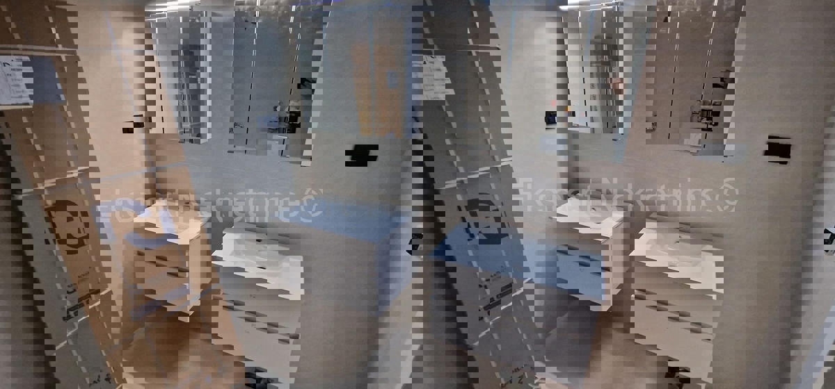 Rogoznica, palazzina di 449 m2, con 3 appartamenti di 124 m2, piscina, Novograd.